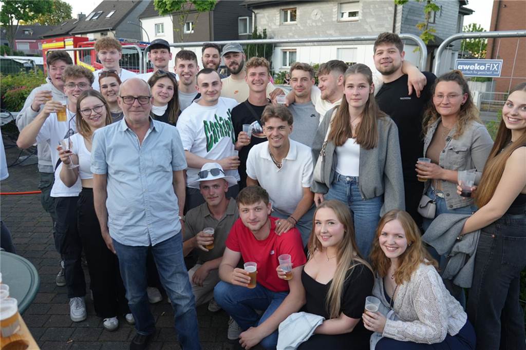 Menschen feiern den Tanz in den Mai bei der Feuerwehr in Dortmund-Bodelschwingh mit Musik, Essen und guter Stimmung.