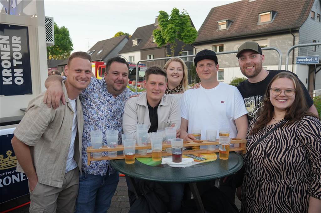 Menschen feiern den Tanz in den Mai bei der Feuerwehr in Dortmund-Bodelschwingh mit Musik, Essen und guter Stimmung.