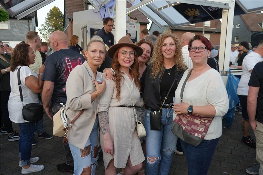Menschen feiern den Tanz in den Mai bei der Feuerwehr in Dortmund-Bodelschwingh mit Musik, Essen und guter Stimmung.