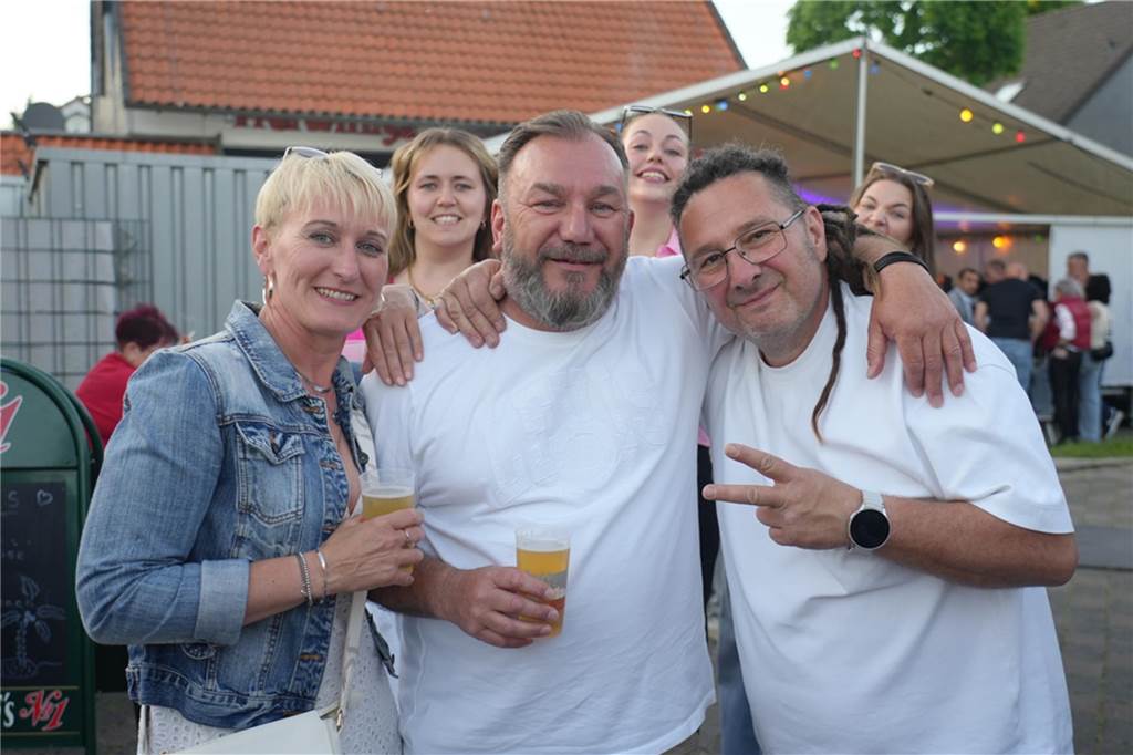 Menschen feiern den Tanz in den Mai bei der Feuerwehr in Dortmund-Bodelschwingh mit Musik, Essen und guter Stimmung.