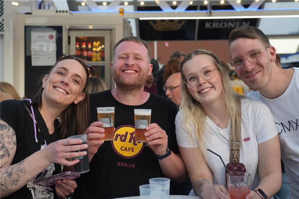 Menschen feiern den Tanz in den Mai bei der Feuerwehr in Dortmund-Bodelschwingh mit Musik, Essen und guter Stimmung.
