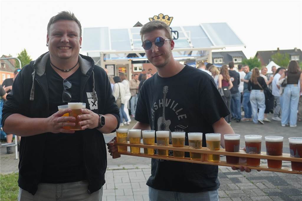 Menschen feiern den Tanz in den Mai bei der Feuerwehr in Dortmund-Bodelschwingh mit Musik, Essen und guter Stimmung.