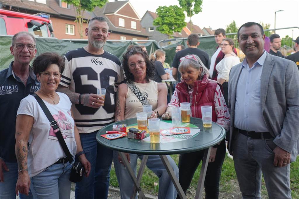 Menschen feiern den Tanz in den Mai bei der Feuerwehr in Dortmund-Bodelschwingh mit Musik, Essen und guter Stimmung.