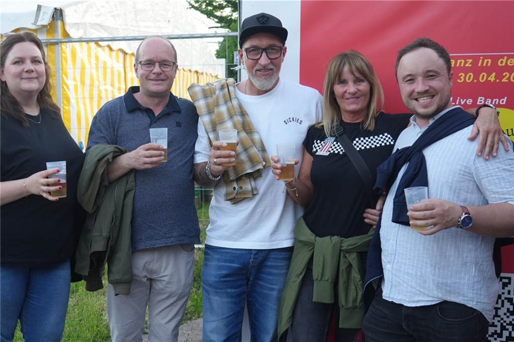 Menschen feiern den Tanz in den Mai bei der Feuerwehr in Dortmund-Bodelschwingh mit Musik, Essen und guter Stimmung.