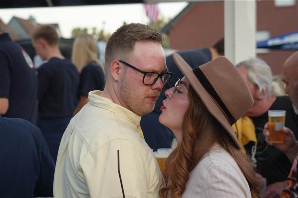 Menschen feiern den Tanz in den Mai bei der Feuerwehr in Dortmund-Bodelschwingh mit Musik, Essen und guter Stimmung.