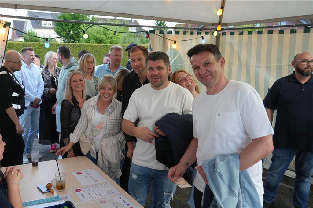 Menschen feiern den Tanz in den Mai bei der Feuerwehr in Dortmund-Bodelschwingh mit Musik, Essen und guter Stimmung.