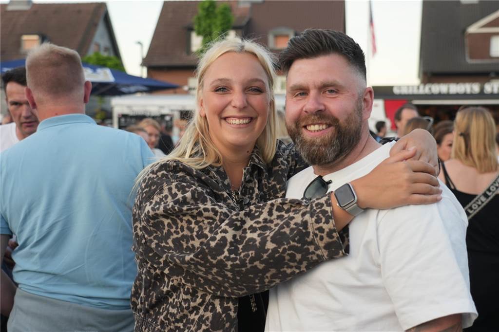 Menschen feiern den Tanz in den Mai bei der Feuerwehr in Dortmund-Bodelschwingh mit Musik, Essen und guter Stimmung.