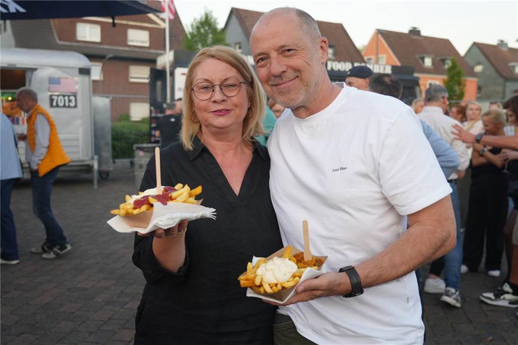 Menschen feiern den Tanz in den Mai bei der Feuerwehr in Dortmund-Bodelschwingh mit Musik, Essen und guter Stimmung.