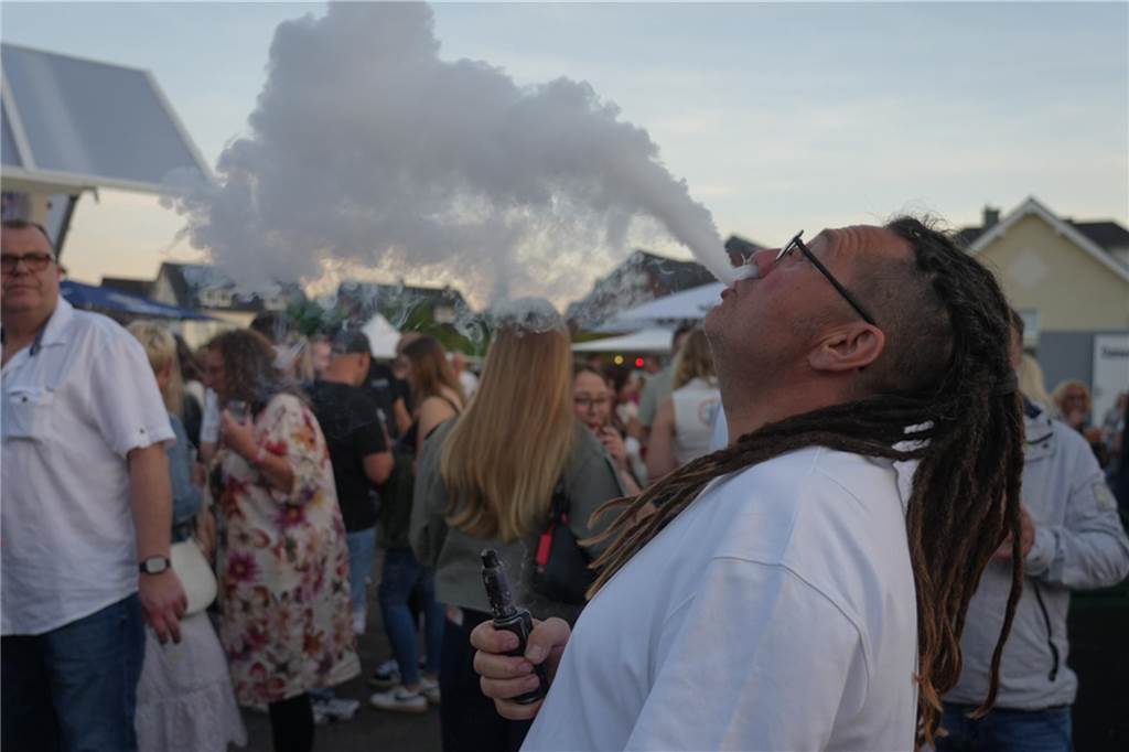 Menschen feiern den Tanz in den Mai bei der Feuerwehr in Dortmund-Bodelschwingh mit Musik, Essen und guter Stimmung.