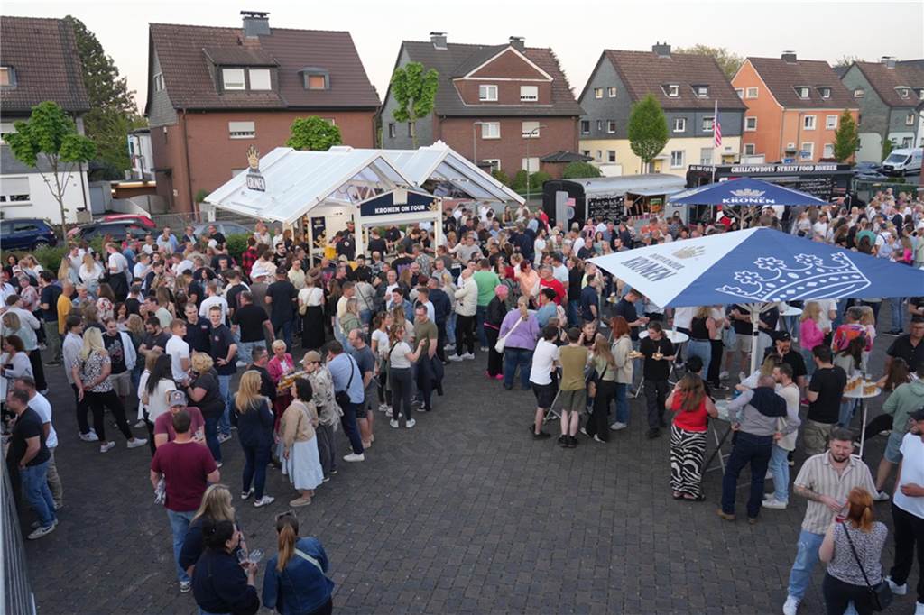 Menschen feiern den Tanz in den Mai bei der Feuerwehr in Dortmund-Bodelschwingh mit Musik, Essen und guter Stimmung.