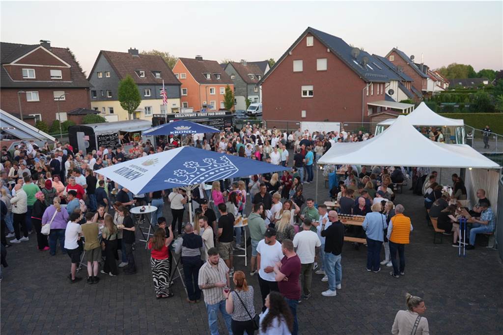 Menschen feiern den Tanz in den Mai bei der Feuerwehr in Dortmund-Bodelschwingh mit Musik, Essen und guter Stimmung.