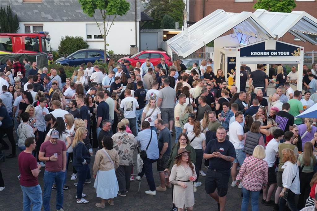 Menschen feiern den Tanz in den Mai bei der Feuerwehr in Dortmund-Bodelschwingh mit Musik, Essen und guter Stimmung.