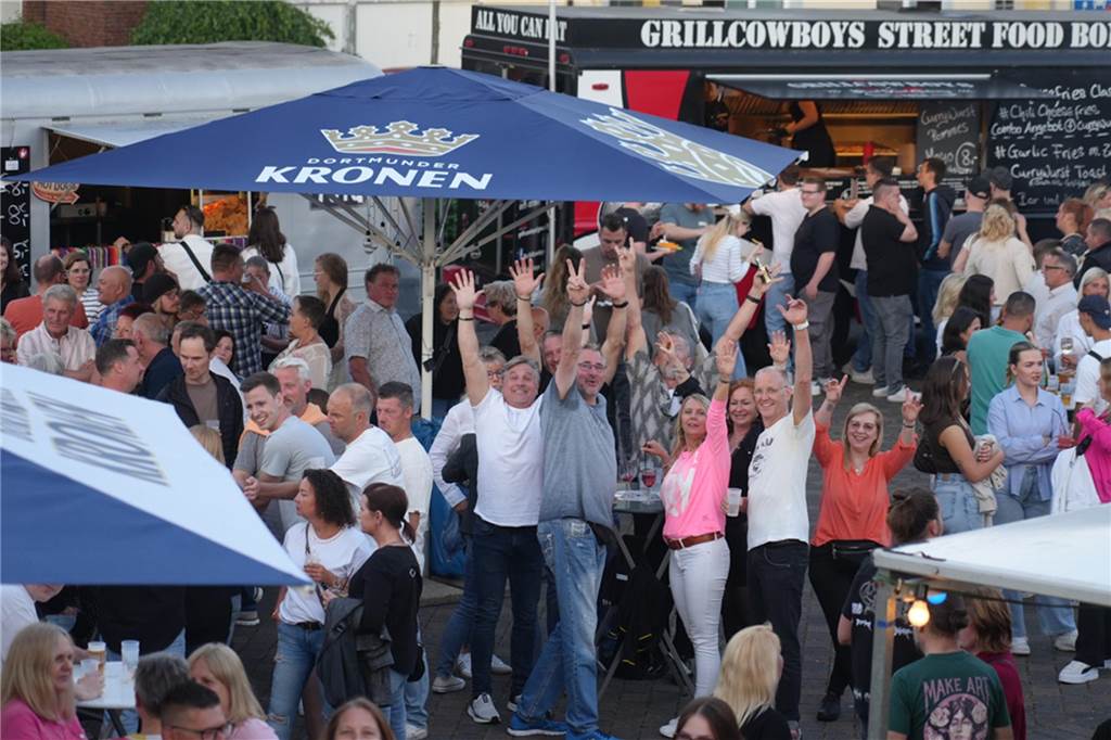 Menschen feiern den Tanz in den Mai bei der Feuerwehr in Dortmund-Bodelschwingh mit Musik, Essen und guter Stimmung.