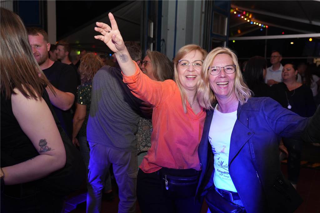 Menschen feiern den Tanz in den Mai bei der Feuerwehr in Dortmund-Bodelschwingh mit Musik, Essen und guter Stimmung.