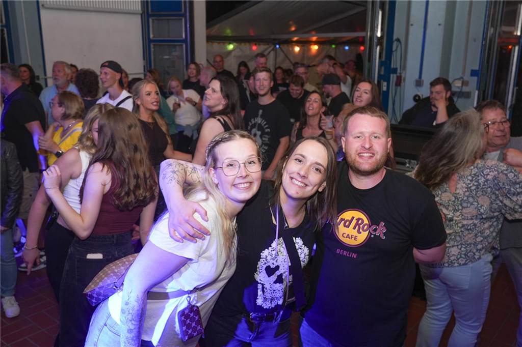 Menschen feiern den Tanz in den Mai bei der Feuerwehr in Dortmund-Bodelschwingh mit Musik, Essen und guter Stimmung.
