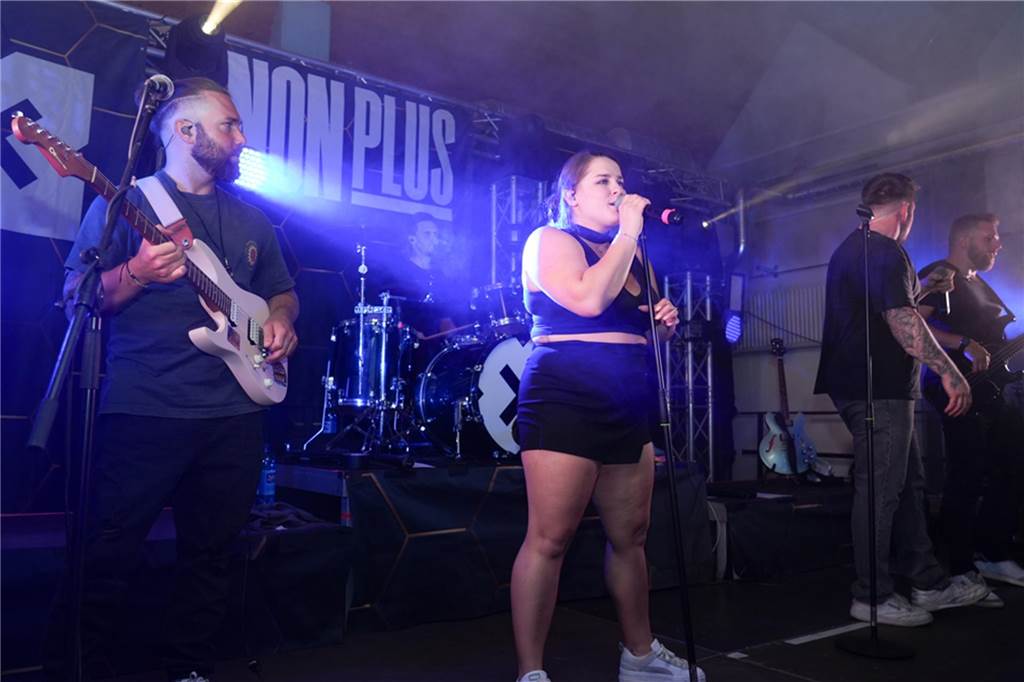 Menschen feiern den Tanz in den Mai bei der Feuerwehr in Dortmund-Bodelschwingh mit Musik, Essen und guter Stimmung.