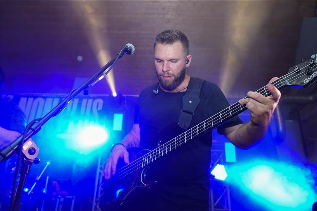 Menschen feiern den Tanz in den Mai bei der Feuerwehr in Dortmund-Bodelschwingh mit Musik, Essen und guter Stimmung.