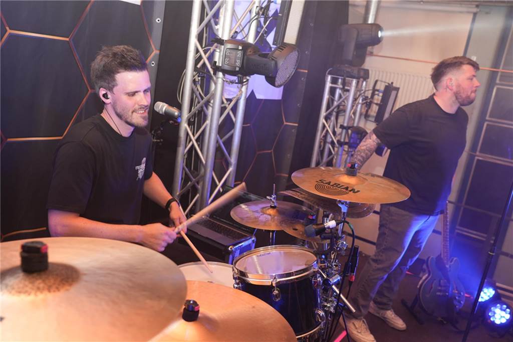 Menschen feiern den Tanz in den Mai bei der Feuerwehr in Dortmund-Bodelschwingh mit Musik, Essen und guter Stimmung.