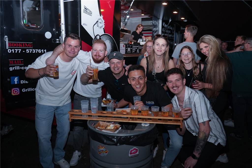 Menschen feiern den Tanz in den Mai bei der Feuerwehr in Dortmund-Bodelschwingh mit Musik, Essen und guter Stimmung.