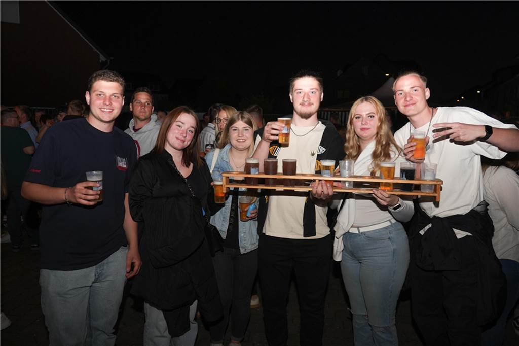 Menschen feiern den Tanz in den Mai bei der Feuerwehr in Dortmund-Bodelschwingh mit Musik, Essen und guter Stimmung.