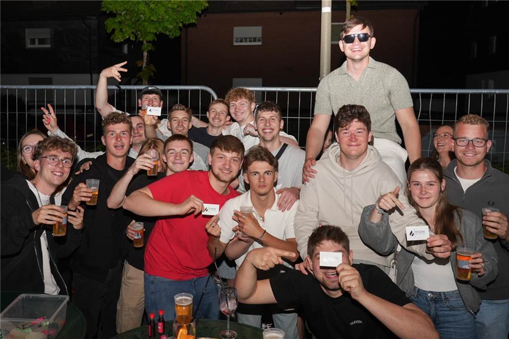 Menschen feiern den Tanz in den Mai bei der Feuerwehr in Dortmund-Bodelschwingh mit Musik, Essen und guter Stimmung.