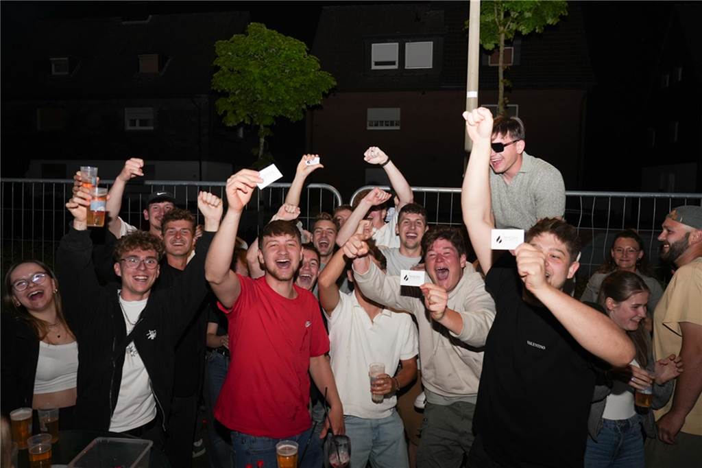 Menschen feiern den Tanz in den Mai bei der Feuerwehr in Dortmund-Bodelschwingh mit Musik, Essen und guter Stimmung.