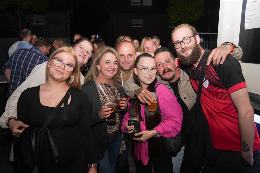Menschen feiern den Tanz in den Mai bei der Feuerwehr in Dortmund-Bodelschwingh mit Musik, Essen und guter Stimmung.