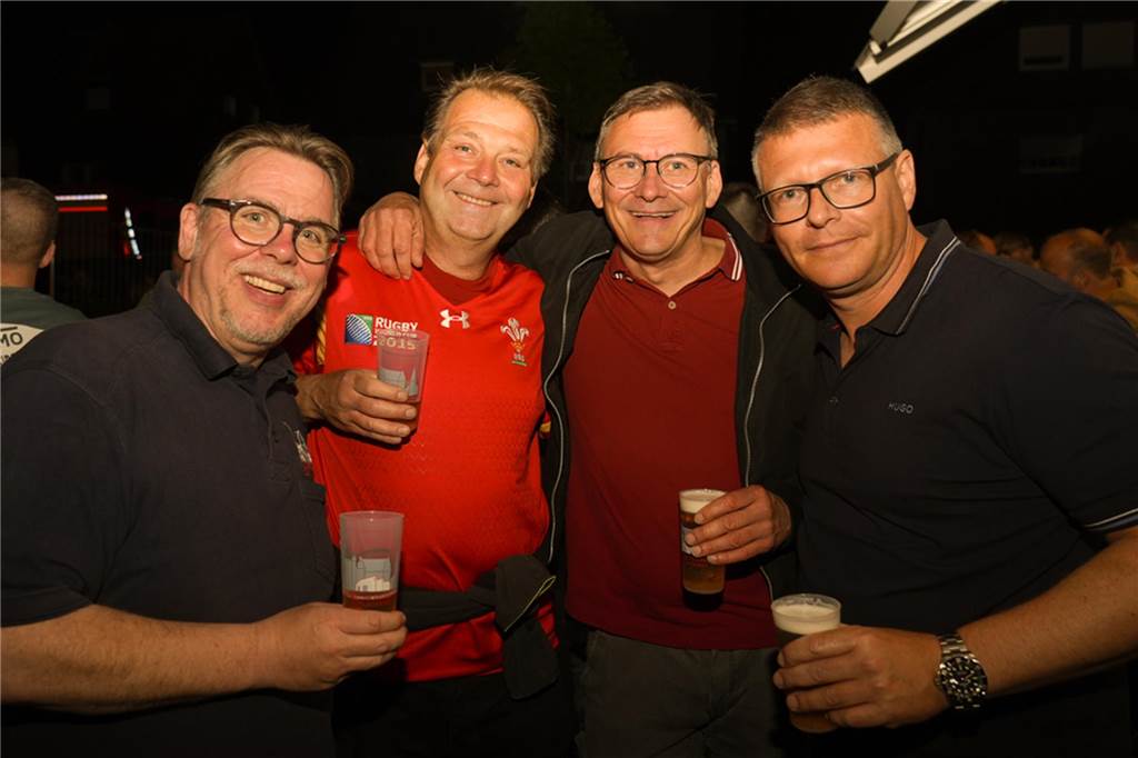 Menschen feiern den Tanz in den Mai bei der Feuerwehr in Dortmund-Bodelschwingh mit Musik, Essen und guter Stimmung.