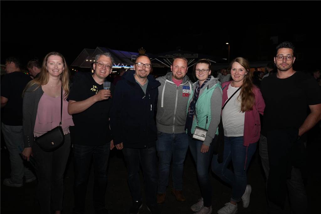 Menschen feiern den Tanz in den Mai bei der Feuerwehr in Dortmund-Bodelschwingh mit Musik, Essen und guter Stimmung.