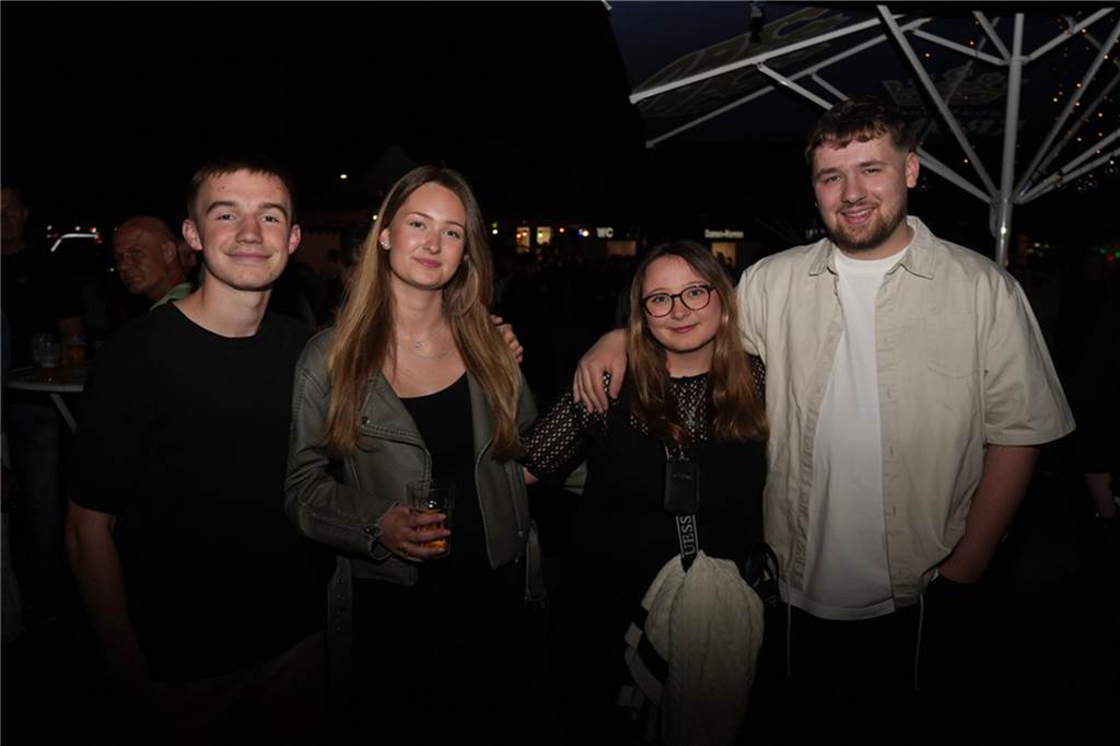 Menschen feiern den Tanz in den Mai bei der Feuerwehr in Dortmund-Bodelschwingh mit Musik, Essen und guter Stimmung.