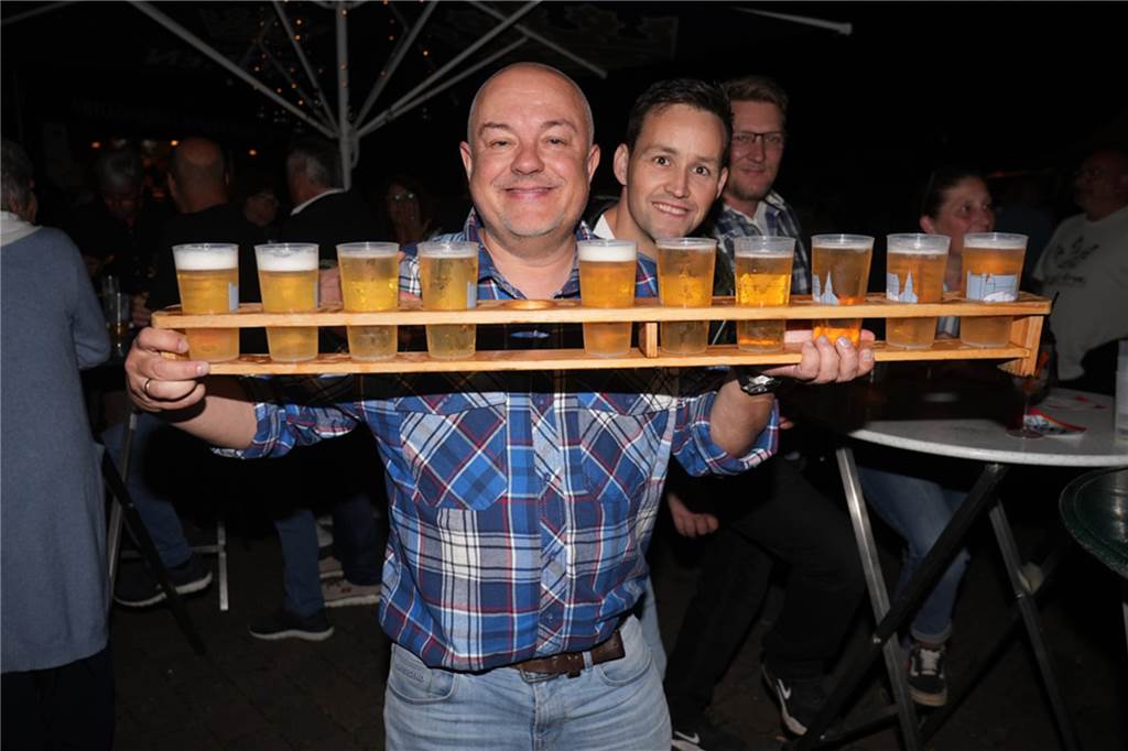 Menschen feiern den Tanz in den Mai bei der Feuerwehr in Dortmund-Bodelschwingh mit Musik, Essen und guter Stimmung.
