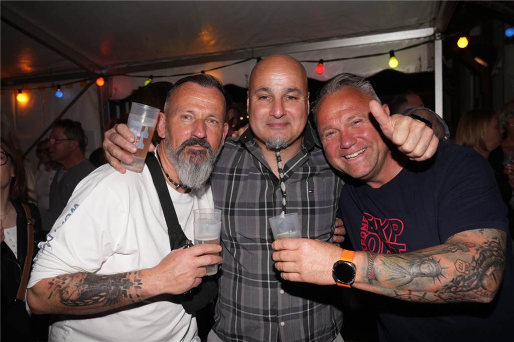Menschen feiern den Tanz in den Mai bei der Feuerwehr in Dortmund-Bodelschwingh mit Musik, Essen und guter Stimmung.
