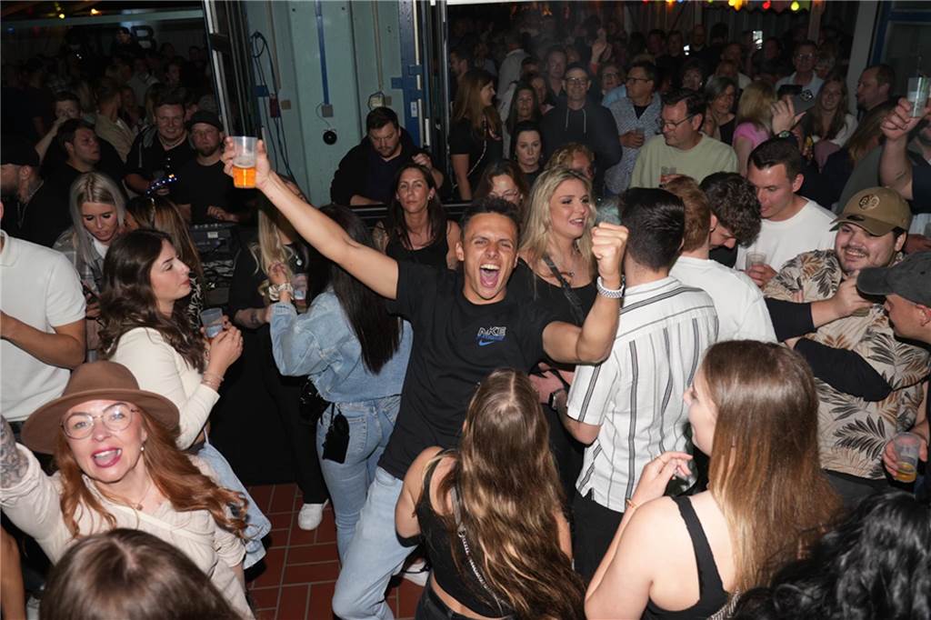 Menschen feiern den Tanz in den Mai bei der Feuerwehr in Dortmund-Bodelschwingh mit Musik, Essen und guter Stimmung.