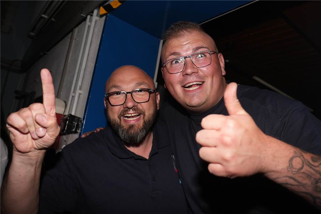 Menschen feiern den Tanz in den Mai bei der Feuerwehr in Dortmund-Bodelschwingh mit Musik, Essen und guter Stimmung.