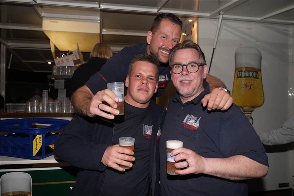 Menschen feiern den Tanz in den Mai bei der Feuerwehr in Dortmund-Bodelschwingh mit Musik, Essen und guter Stimmung.