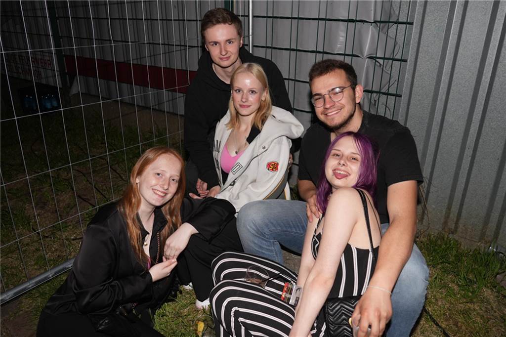 Menschen feiern den Tanz in den Mai bei der Feuerwehr in Dortmund-Bodelschwingh mit Musik, Essen und guter Stimmung.