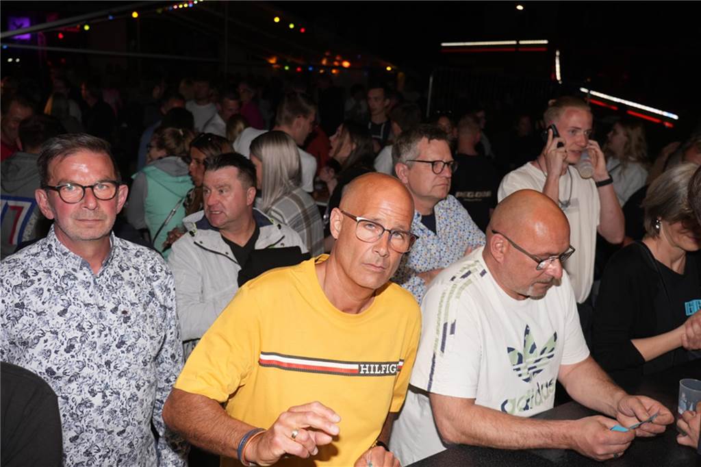 Menschen feiern den Tanz in den Mai bei der Feuerwehr in Dortmund-Bodelschwingh mit Musik, Essen und guter Stimmung.