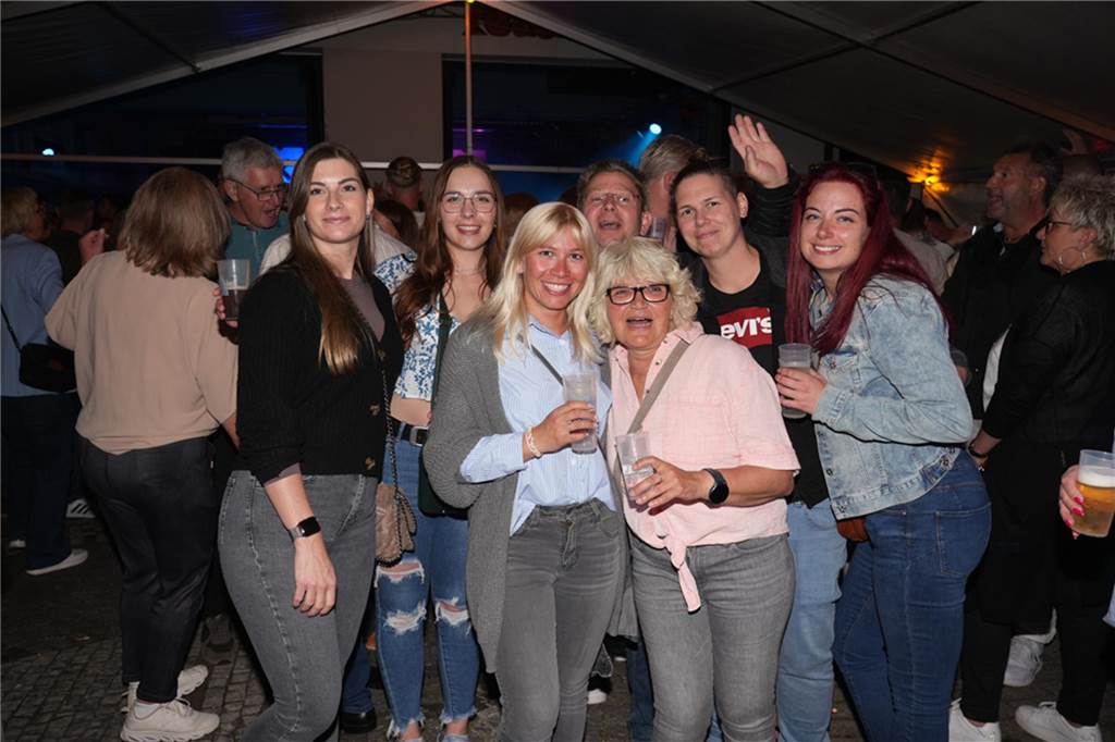 Menschen feiern den Tanz in den Mai bei der Feuerwehr in Dortmund-Bodelschwingh mit Musik, Essen und guter Stimmung.