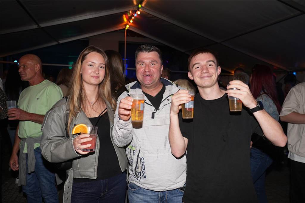 Menschen feiern den Tanz in den Mai bei der Feuerwehr in Dortmund-Bodelschwingh mit Musik, Essen und guter Stimmung.