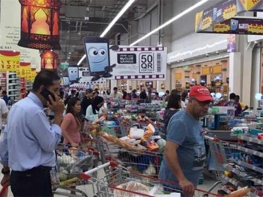 US-Ermittler vermuten russische Hacker hinter Katar-Krise Menschen kaufen in einem Supermarkt in Doha auf Vorrat ein. Foto: Doha News