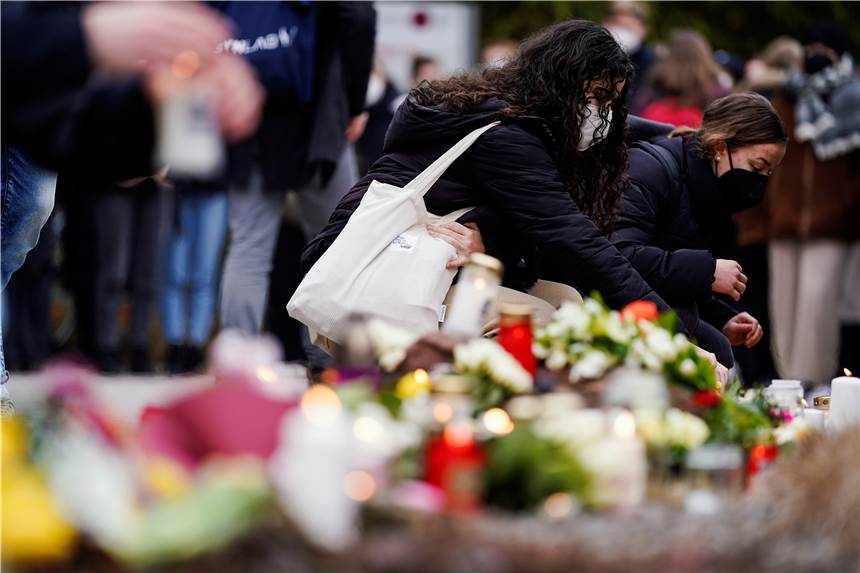 Protokoll der Panik - Ermittler suchen nach Amoklauf nach Motiv Menschen legen vor einem Gebäude der Universität Blumen und Kerzen an den Wegesrand. Gestern war ein 18 Jahre alter Student mit einer Schrotflinte bei laufender Vorlesung in den Hörsaal des Gebäudes gestürmt und hatte um sich geschossen. Eine junge Frau starb, der Täter tötete sich wenig später selbst.