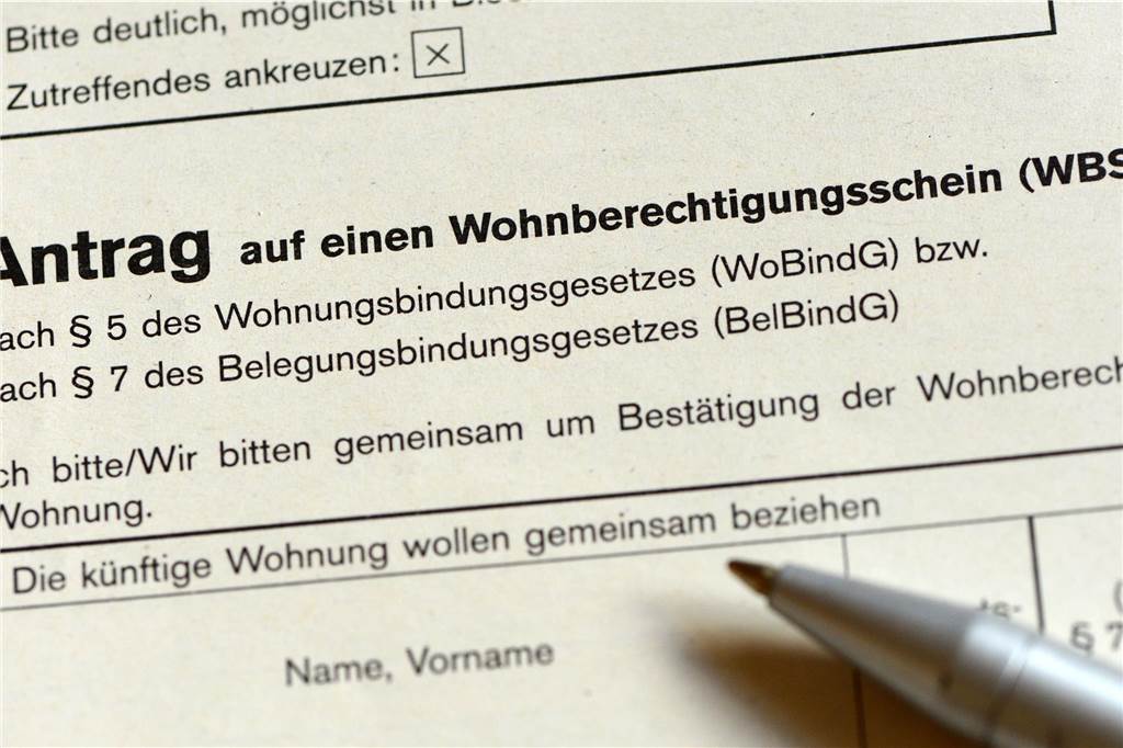 Nachfrage an Sozialwohnungen hoch: Immer mehr Wohnungen fallen aus Preisbindung Menschen mit einem kleinen Einkommen können in Deutschland einen Wohnberechtigungsschein beantragen und somit eine Sozialwohnung beziehen.