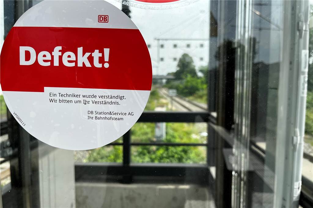Mit der Bahn im Rollstuhl zur Arbeit: „Da ist man ganz oft verloren“ Menschen mit Gehbehinderungen fehlt in Kamen immer die Möglichkeit, selbstständig den Bahnsteig zu wechseln. Ursache: Die reparaturanfällige Technik der Aufzüge.