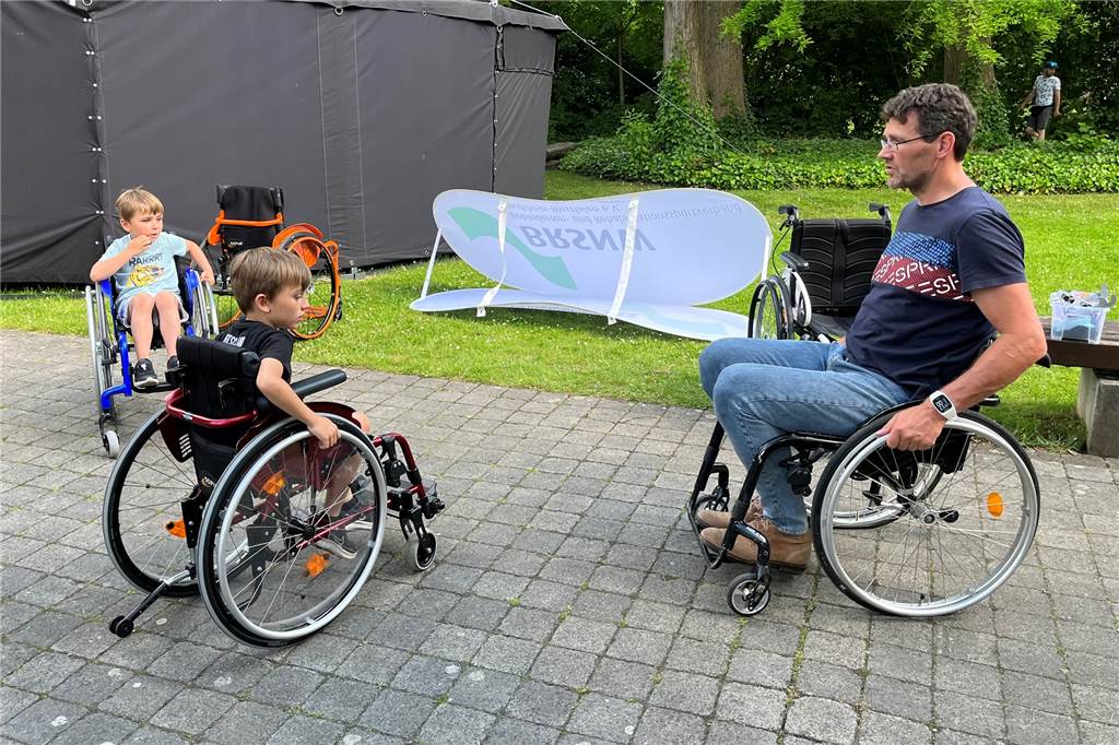 Menschen mit und ohne Behinderung hatten die Möglichkeit einen Rolli-Parcours zu durchlaufen. Vorher gab es auch für Luis und Ben Bäumer Tipps von Profi Axel Jörgens.