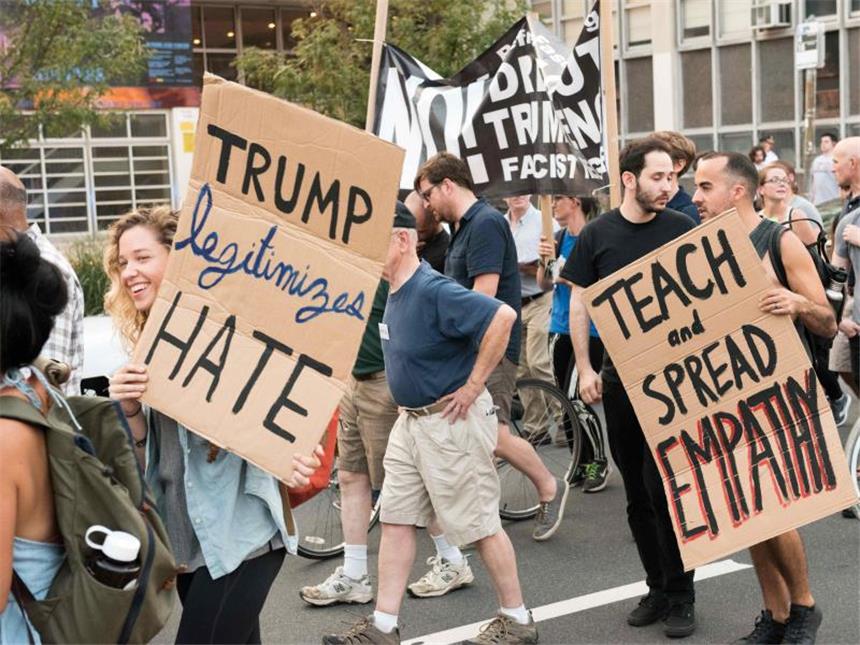 Schweineblut-Legende: Entsetzte Reaktionen auf Trump-Tweet Menschen protestieren in Philadelphia mit Slogans wie "Trump legitimiert Hass" und "Lehre und verbreite Empathie". Foto: Ricky Fitchett