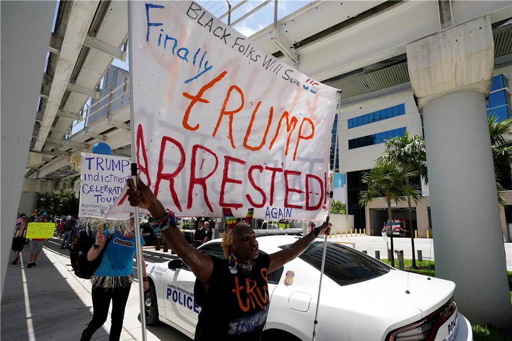 Historischer Auftritt von Trump vor Gericht in Miami Menschen protestieren vor dem Wilkie D. Ferguson Jr. U.S. Courthouse
