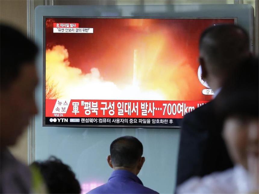 Nordkorea brüskiert Welt mit Raketentest Menschen schauen am Bahnhof in Seoul auf einen TV-Bildschirm, auf dem eine Archivaufnahme von einem früheren nordkoreanischen Raketentest zu sehen ist. Nordkorea hat am 14. Mai trotz UN-Sanktionen erneut eine Rakete getestet. Foto: Ahn Young-Joon