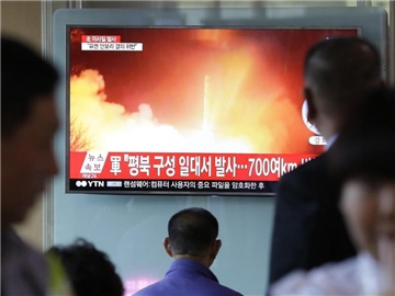Menschen schauen am Bahnhof in Seoul auf einen TV-Bildschirm, auf dem eine Archivaufnahme von einem früheren nordkoreanischen Raketentest zu sehen ist. Nordkorea hat am 14. Mai trotz UN-Sanktionen erneut eine Rakete getestet. Foto: Ahn Young-Joon