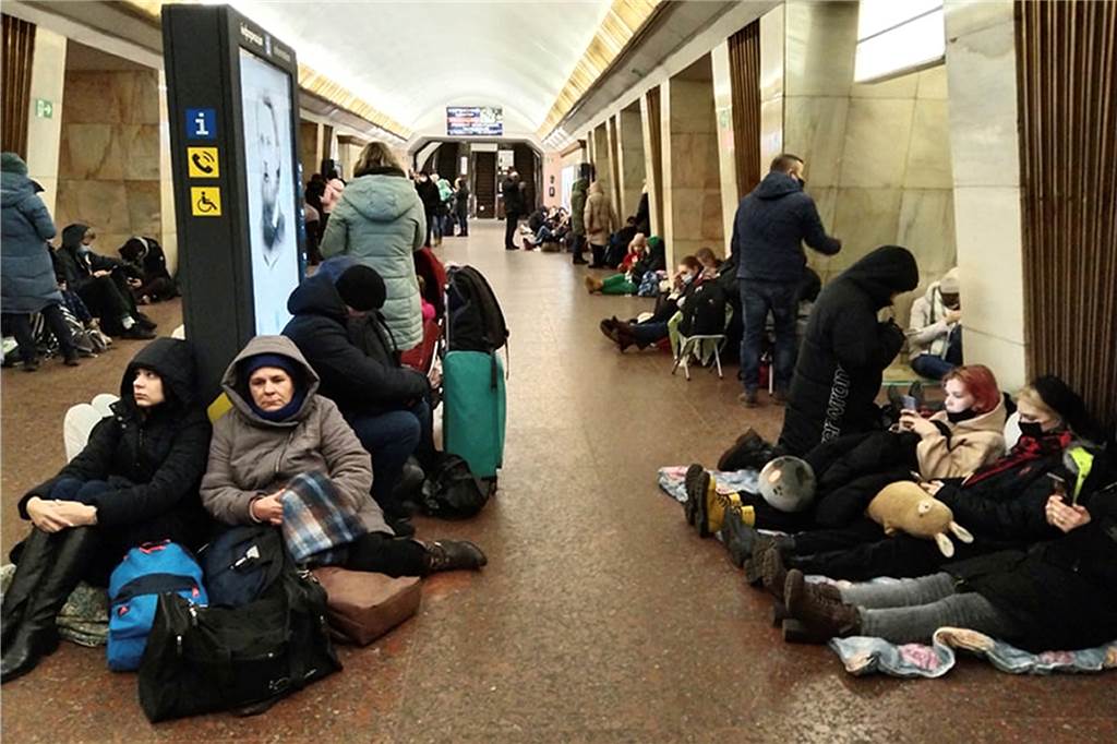 Menschen sitzen in einer U-Bahn-Station und nutzen diese als Bombenschutzraum. Russische Truppen haben ihren erwarteten Angriff auf die Ukraine gestartet.