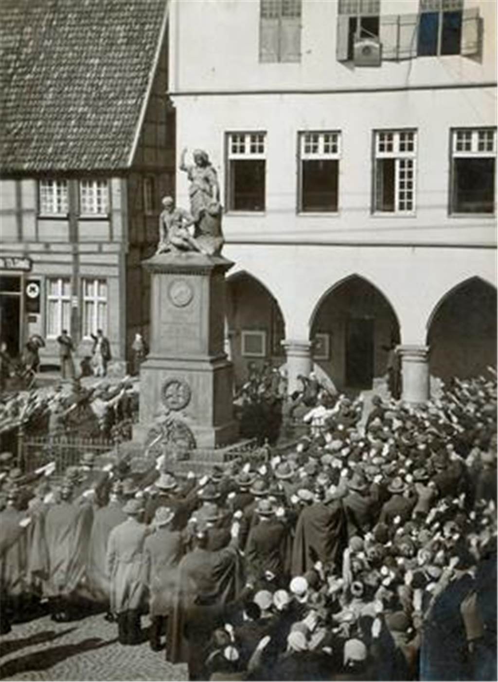 Wie die Bürger von Werne das Kriegsende 1945 erlebten Menschen stehen bei einer Kundgebung 1933 auf dem Marktplatz in Werne.